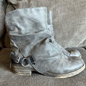 Maurices Camille Boot. Women’s size 9. Used in good condition! 🩵